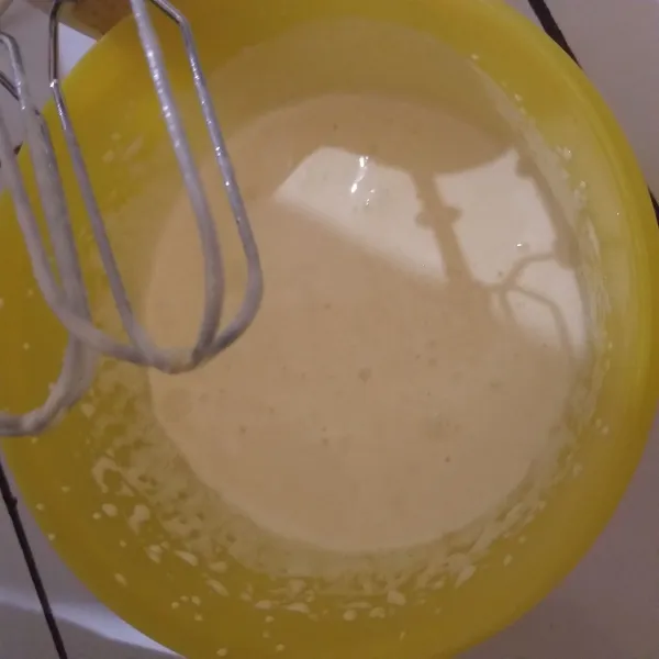 Campurkan gula pasir dan telur, aduk hingga gula larut. Sementara itu tim margarin hingga cair.