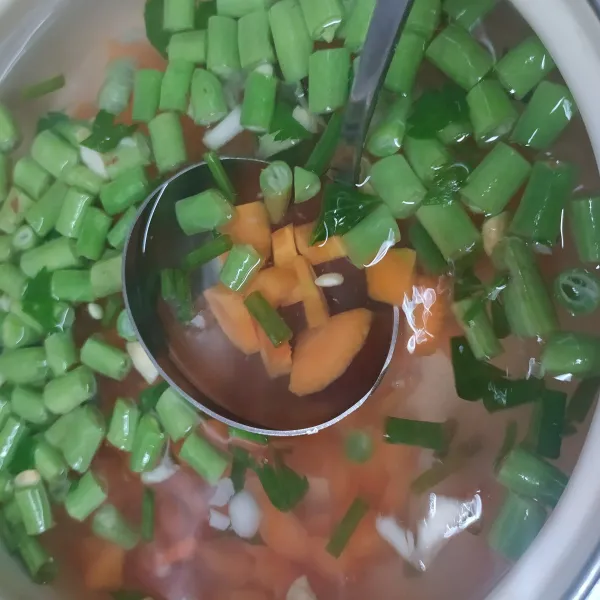 Masukkan wortel dan buncis, Masak sampai sayur ½ matang.
