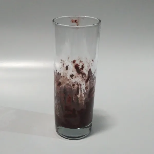 Masukkan ketan hitam kedalam gelas, oles ke dinding gelas.