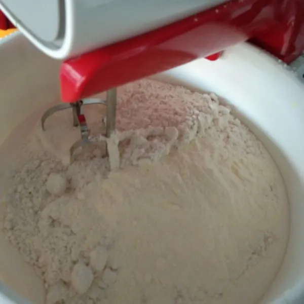 Tambahkan tepung terigu, susu bubuk dan vanili bubuk kocok sebentar hingga rata.
