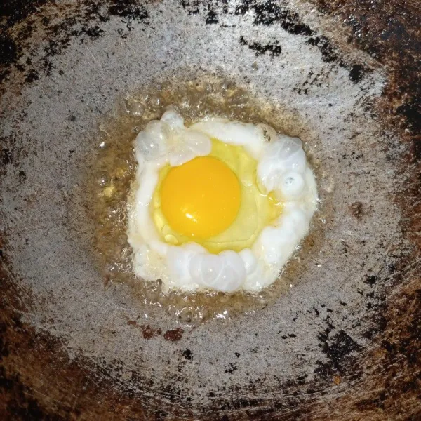 Ceplok telur seperti biasa.
