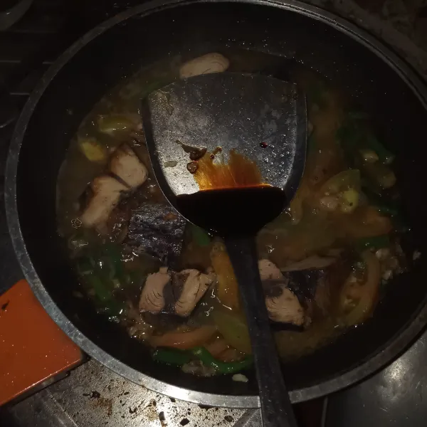 Masukkan tongkol, aduk rata. Masukkan kecap dan kaldu bubuk masak sampai air berkurang atau sampai matang. Angkat dan sajikan.