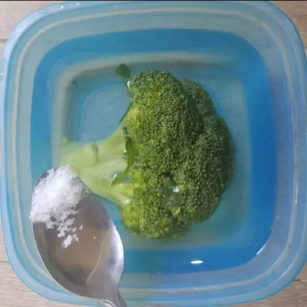 Rendam brokoli dengan air garam, bertujuan untuk mengeluarkan binatang seperti ulat. Campur semua bahan tepung, bumbui garam, kaldu, merica dan ketumbar bubuk, aduk rata dan bagi dua.