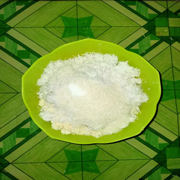 Masukan gula pasir, garam, dan vanili