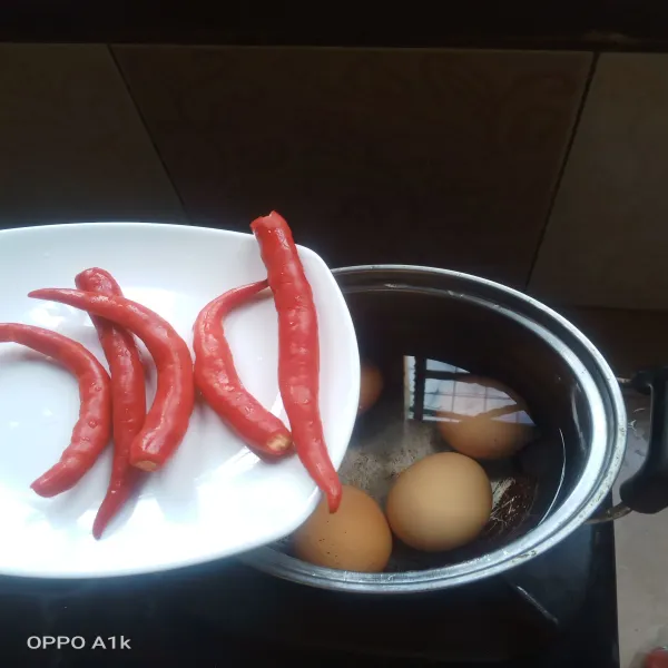 Rebus telur 15 menit bersama cabe, jangan lupa telurnya di bersihkan dulu sampai bersih