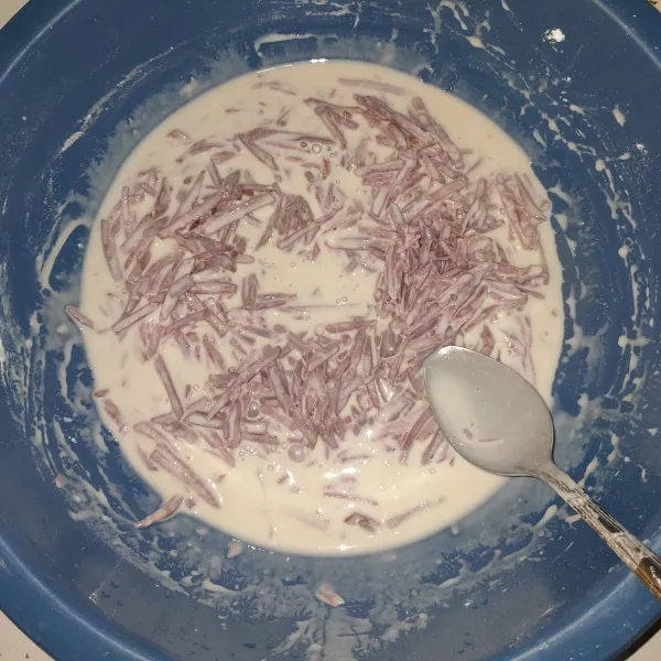 Masukkan telo korek, aduk merata.