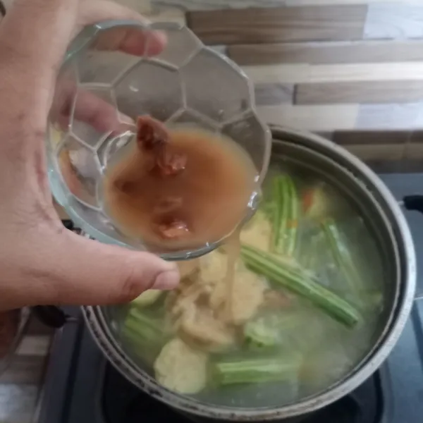 Masukan air asam Jawa. Bumbui dengan garam dan kaldu bubuk.