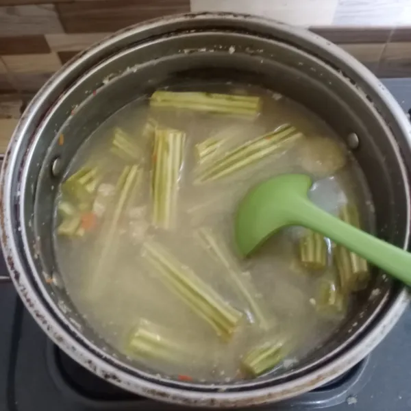 Masak sampai sayuran matang. Koreksi rasa. Angkat.