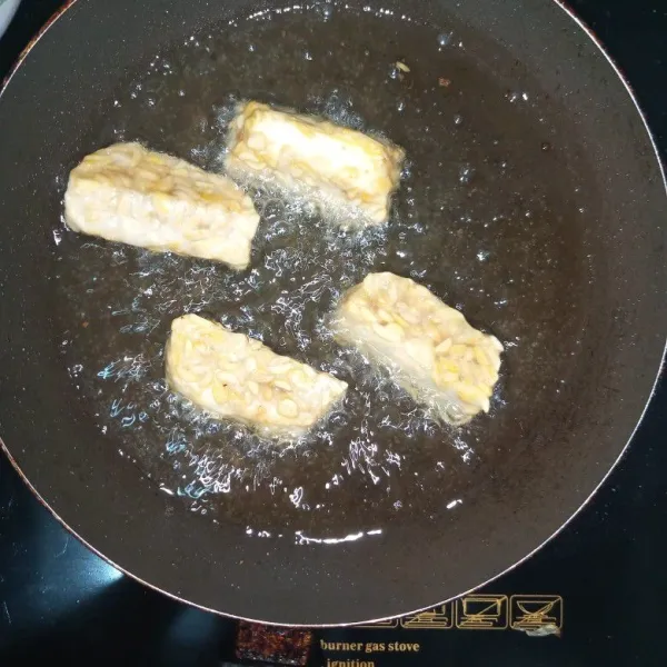 Goreng tempe setengah matang.