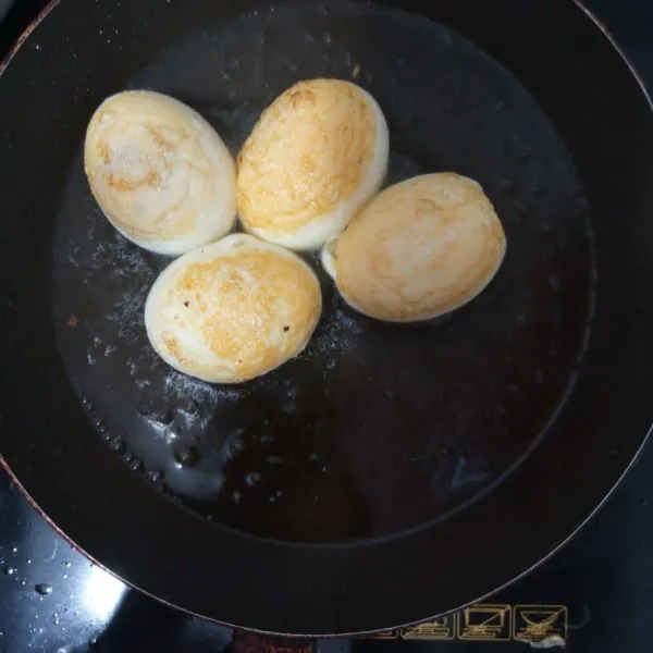 Setelah telur matang, goreng telur hingga kulit sedikit kering.