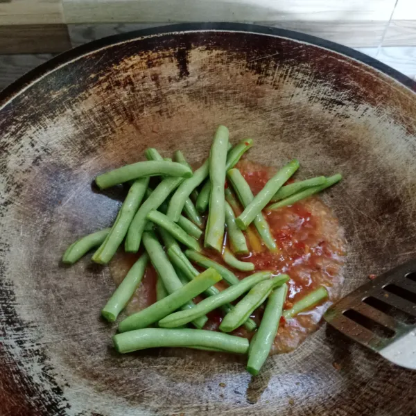 Masukan buncis, aduk rata.