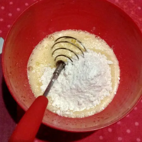 Tambahkan tepung terigu dan fermipan, aduk lagi sampai halus.