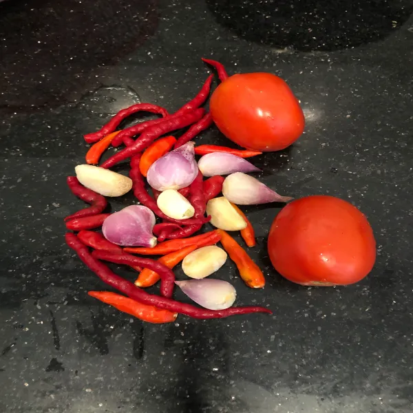 Blender cabe, tomat, bawang putih dan merah dengan air secukupnya.