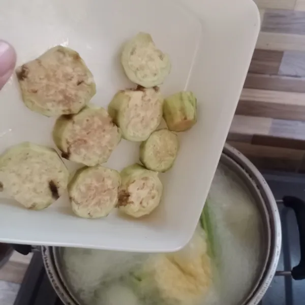 Kemudian masukan terong, aduk rata.