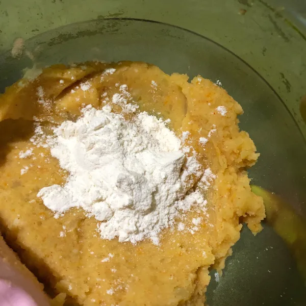 Masukkan tepung terigu lalu aduk hingga tercampur rata.