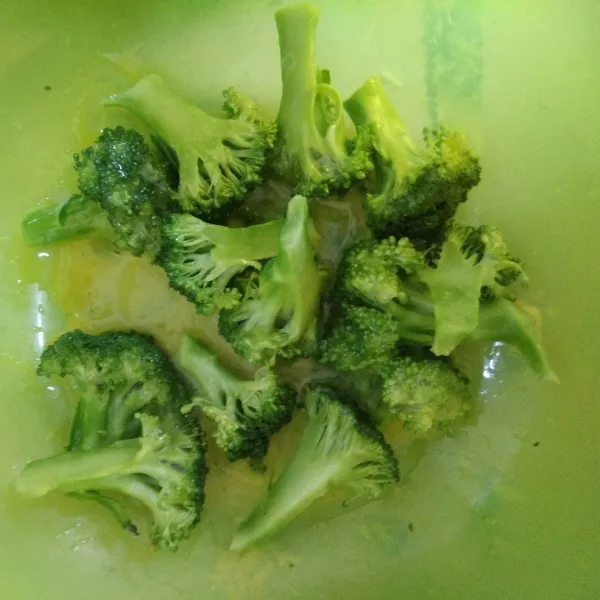 Potong kecil brokoli, lalu balur dengan kocokan telur.