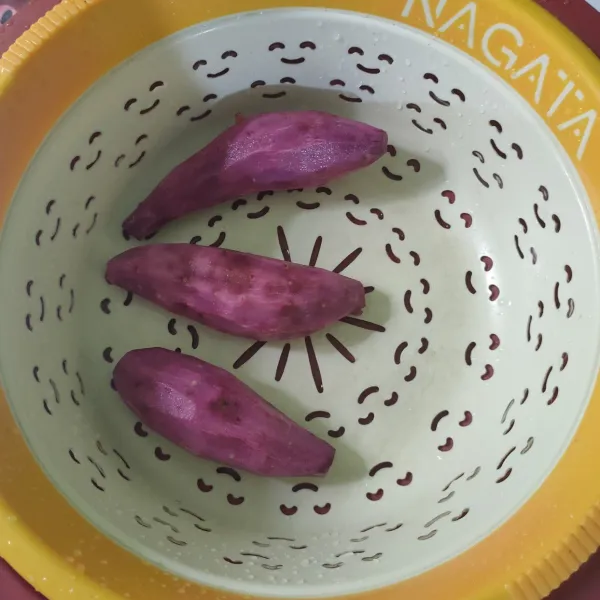 Kupas telo ungu, cuci bersih.