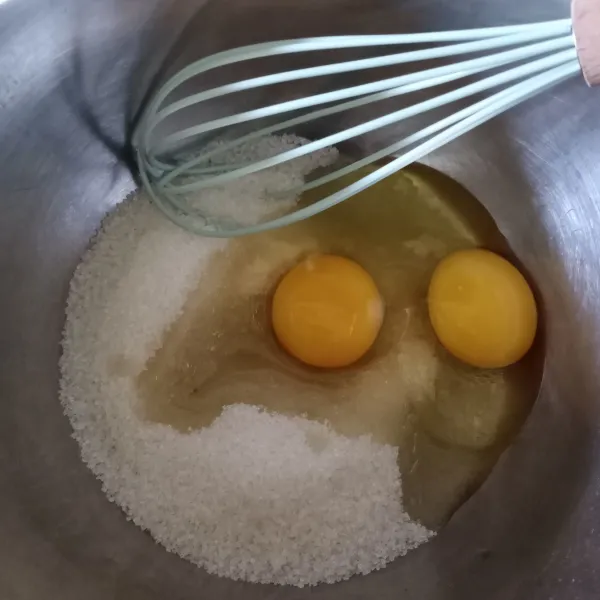 Kocok gula dan telur menggunakan whisker sampai gula larut.