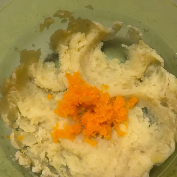 Siapkan wadah. Haluskan kentang dan parut wortel. Kemudian aduk hingga tercampur rata.
