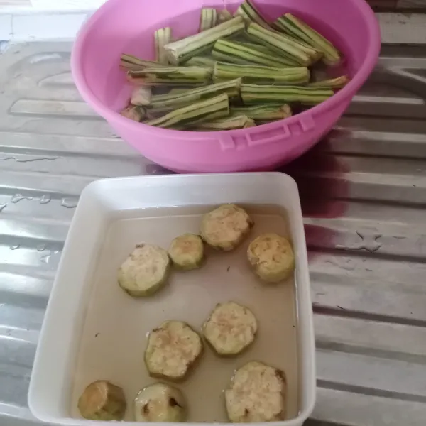 Potong-potong terong. Kemudian cuci bersih terong dan buah kelor .