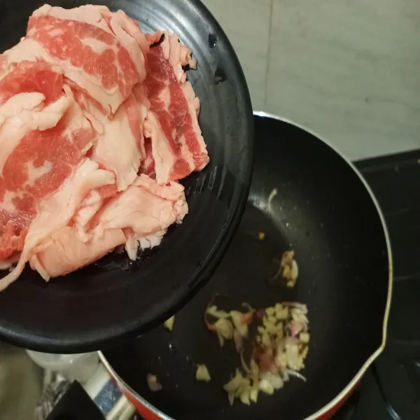 Setelah bumbu harum, masukan beef slicenya
