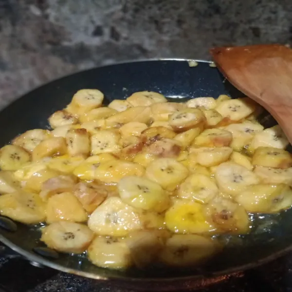 Potong pisang kecil-kecil, masak dengan butter sampai pisang layu