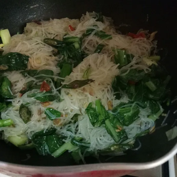 Masukkan daun sawi, daun bawang dan seledri. Aduk rata. Masak hingga matang, angkat dan sajikan.