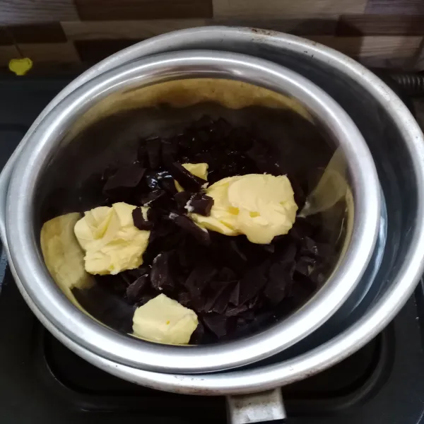 Masukan margarin, minyak dan DCC ke dalam wadah. Kemudian lelehkan dengan cara double boiler. Setelah itu dinginkan.