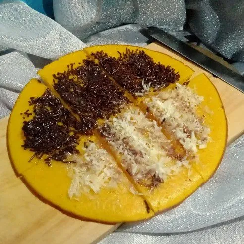 Tambahkan toping meses dan keju. Siap disajikan.