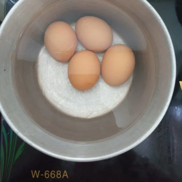 Rebus telur hingga matang.