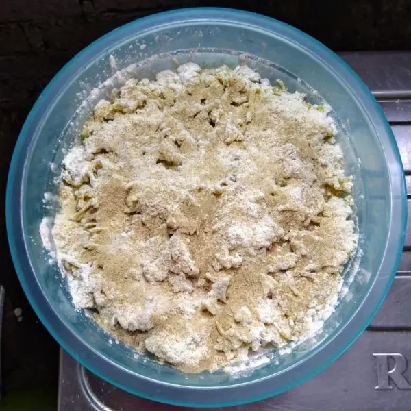 Tambahkan tepung terigu, tepung maizena, kaldu bubuk, merica bubuk, dan garam.