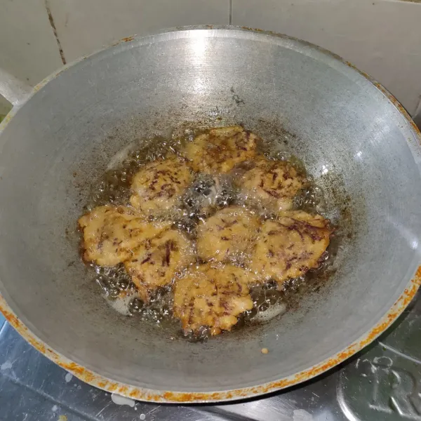 Panaskan minyak, ambil 1 sendok adonan dan goreng hingga kecoklatan. Tiriskan dan sajikan.