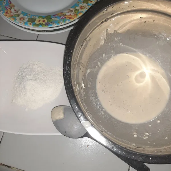 Siapkan tepung cair dan tepung kering nya.