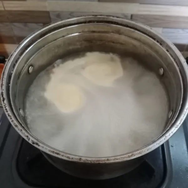 Didihkan air di panci, kemudian masukan bumbu yang dihaluskan.