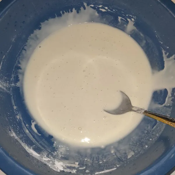 Campurkan tepung beras, terigu, maizena, gula dan baking powder. Tambahkan air dan aduk merata. Bentuk hingga menjadi adonan tidak cair dan tidak kental.