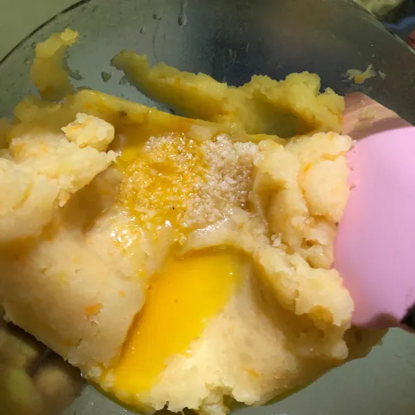 Masukkan tumisan bawang putih dan kuning telur. Aduk hingga tercampur rata.
