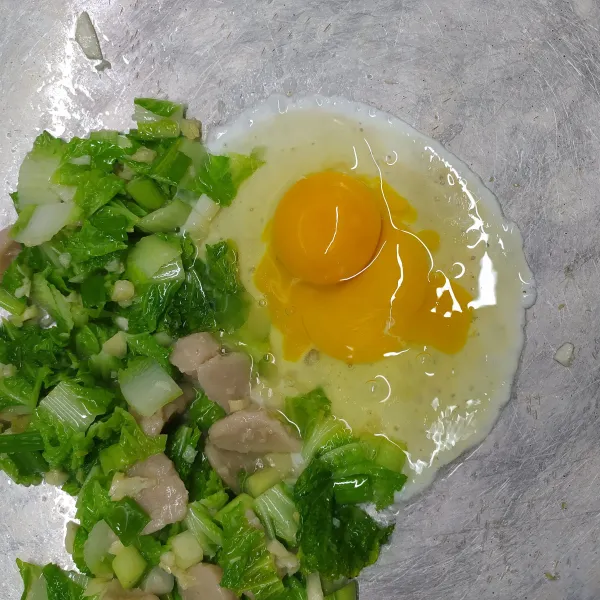Sisihkan tumisan di tepi wajan, masukkan telur kemudian buat orak arik telur.