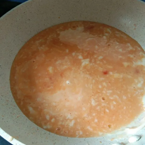 Tambakan larutan maizena, masak hingga meletup letup