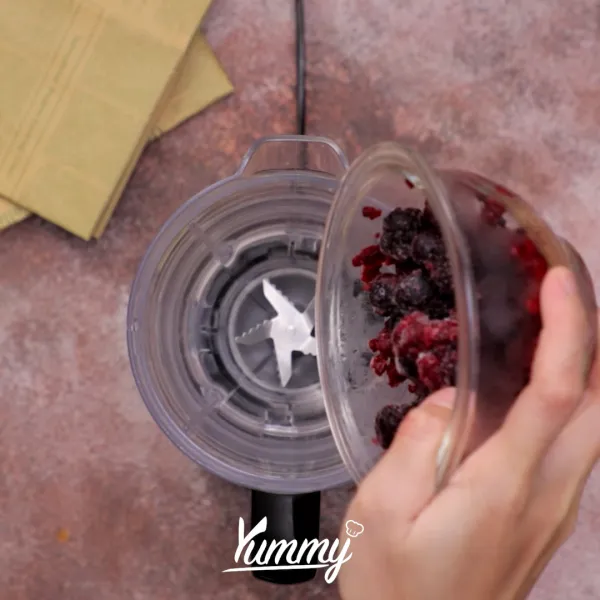 Siapkan blender, masukkan mixed berries beku dan es batu.