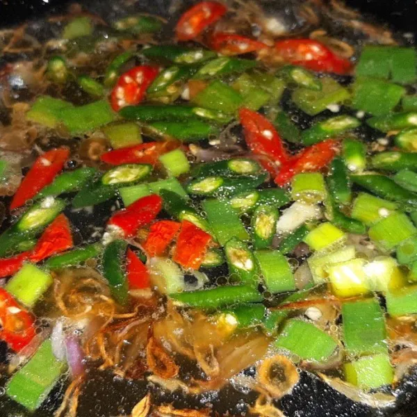 Tumis bumbu iris lalu tambahkan air dan beri garam kaldu dan gula lalu masukan pete dan ikan asin, didihkan dan koreksi rasa