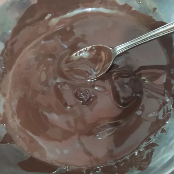 Tim coklat compound hingga meleleh.