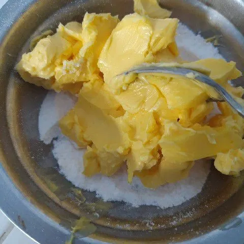 Campur margarin dan gula halus, aduk rata hingga creamy, kemudian tambahkan pewarna merah, aduk rata.
