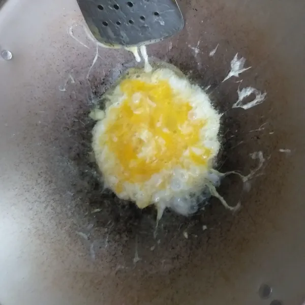Panaskan 2 sdm minyak, kemudian masukan telur, dan masak hingga berbutir. Sisihkan di pinggir wajan.