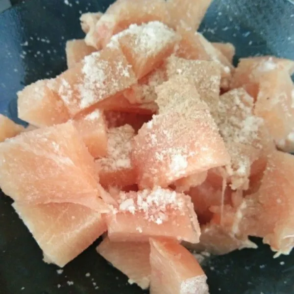 Marinasi daging ayam dengan bumbunya, diamkan minimal 30 menit supaya bumbu meresap