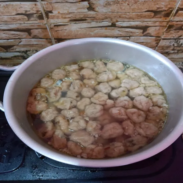 Rebus baso ikan hingga empuk, kemudian masukan bawang yang sudah ditumis.