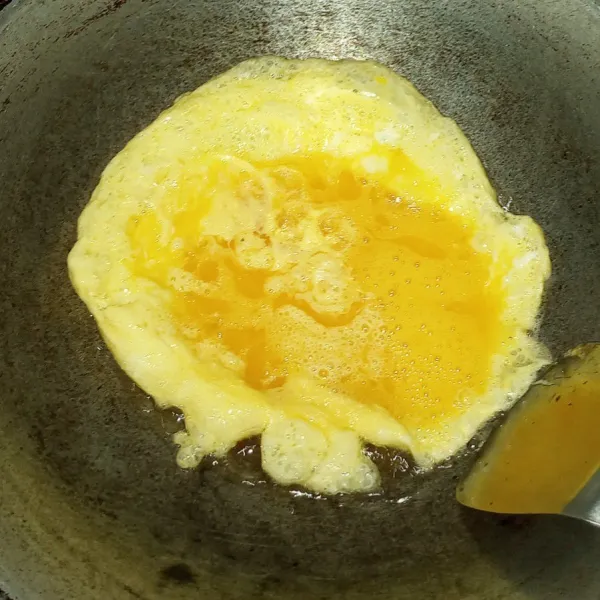 Kocok lepas telur, bumbui garam dan lada. Dadar seperti biasa jadikan dua lembar.