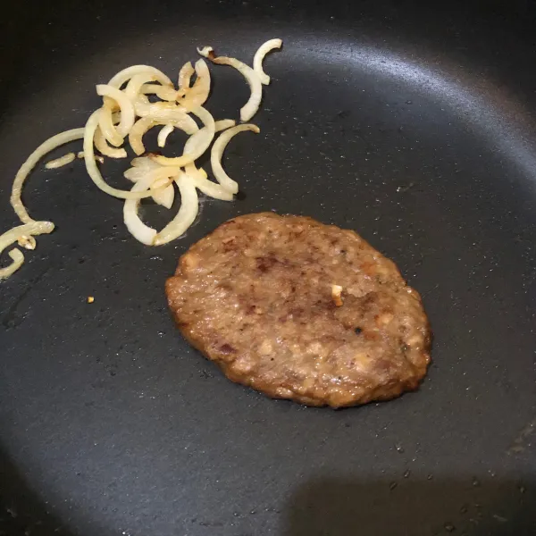 Masak beef patty hingga matang dan bawang bombay hingga sedikit layu.