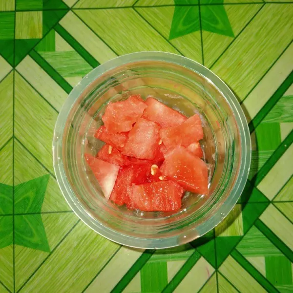 Iris kecil-kecil buah semangka.