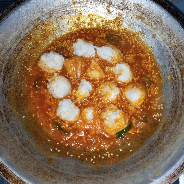 Masukan bakso. Aduk rata. Masak sampai air menyusut. Sajikan.