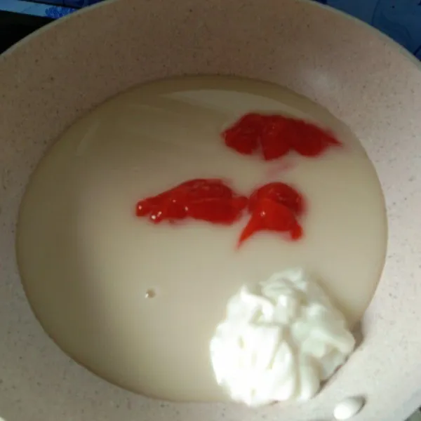Buat saus yogurtnya, dalam wajan campurkan yogurt, saus pedas dan mayonais, aduk rata nyalakan kompor